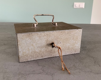 Tirelire vintage, une caisse en métal avec deux clés