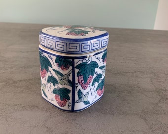 Caja para té de porcelana china con racimos de uvas.