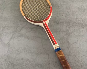 Vintage-Tennisschläger aus Holz der Marke Regal