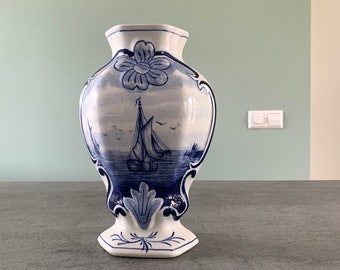 ペトルス・レグー作のアンティークデルフトブルーの花瓶