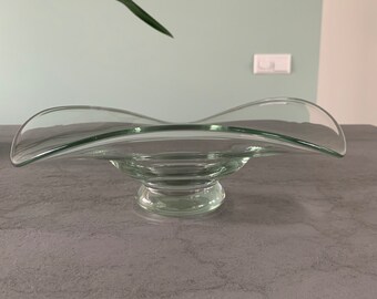 Big round glass dish with a exceptional wavy design