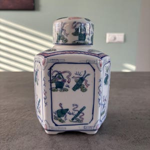 Vintage hexagonal Chinese porcelain gingerjar