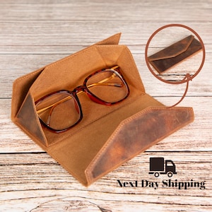 Könnte beinhalten: Rustikales Holzschild mit dem Text "Welcome to our home" in weißer Schrift. Das Schild hat eine Used-Optik und ein schlichtes, einladendes Design, perfekt für eine Veranda oder einen Eingangsbereich.