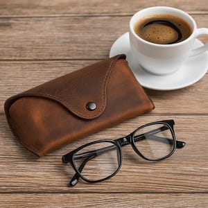 Personalisierte Brillenetui aus Leder, Brillenetui aus echtem Leder mit Gravur / Initialen, Brillen- & Sonnenbrillenetui aus Leder für Männer und Frauen