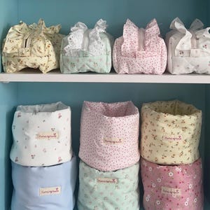 Quiltad personlig sminkväska med blommönster och volanger | Rosa pion, gul ros, blå spets