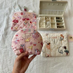 Fairytales Blommigt Quilted Sminkväska – Handgjord Bomullspåse, Snäckväska