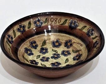 Plato de cerámica sueco pintado a mano con flores de lino.