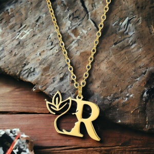 Collar de letra inicial de oro, encanto de letra inicial del collar, colgante de letra cursiva cara flujo personalizado de la mujer, regalos de cumpleaños, regalos de mamá