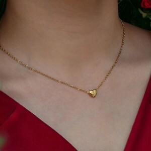 Collar minimalista inicial de corazón pequeño, joyería de acero inoxidable, chapado en oro de 18 quilates, mini corazón, colgante de letra, amor, personalizable, para ella