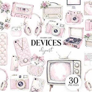 Könnte beinhalten: Aquarell-Illustration verschiedener rosa und weißer Geräte, darunter Kameras, Kopfhörer, ein Kassettenrekorder und ein Fernseher. Der Text "SHABBY CHIC DEVICES clipart" ist ebenfalls sichtbar. Das Bild enthält 30 PNG-Dateien.