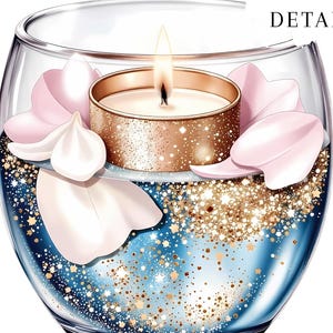 Pode incluir: Um casti&ccedil;al de vidro transparente com uma vela acesa no interior. A vela est&aacute; num suporte dourado, rodeada por p&eacute;talas cor-de-rosa e glitter dourado. A base do casti&ccedil;al tem um design de glitter azul e dourado. A palavra "DETAILS" est&aacute; no topo.