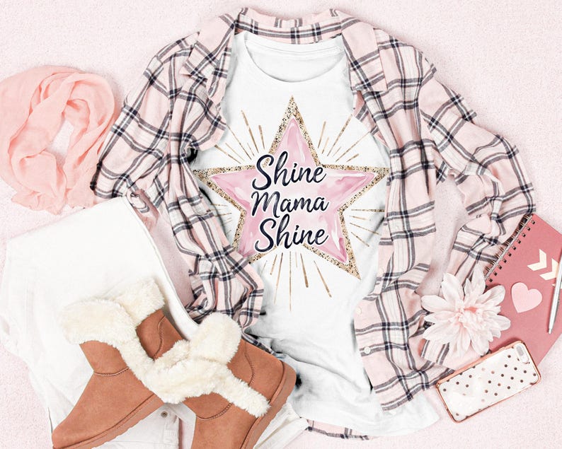 K&ouml;nnte beinhalten: Draufsicht mit einem wei&szlig;en T-Shirt mit einem rosa Sterndesign und dem Text "Shine Mama Shine". Das Shirt wird mit einem rosa karierten Hemd, einer wei&szlig;en Hose, braunen Stiefeln, einem rosa Schal, einem rosa Notizbuch und einer Handyh&uuml;lle kombiniert.