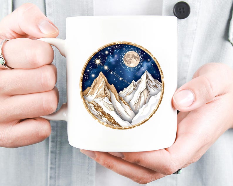 Pode incluir: Caneca de cer&acirc;mica branca com um design circular que retrata uma cordilheira sob um c&eacute;u estrelado e uma lua cheia. O design tem detalhes dourados e um fundo azul escuro. A caneca tem uma al&ccedil;a branca.
