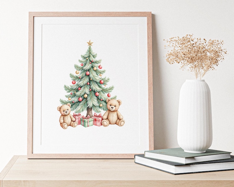 Puede incluir: Impresi&oacute;n en acuarela enmarcada de un &aacute;rbol de Navidad adornado con adornos y una estrella dorada, flanqueado por dos osos de peluche y regalos. La obra de arte est&aacute; en un marco de madera clara, expuesta sobre una superficie de madera.