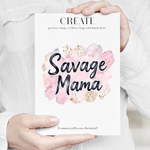 K&ouml;nnte beinhalten: Eine wei&szlig;e Karte, die von einer Person gehalten wird, mit den Worten "Savage Mama" in schwarzer Schrift &uuml;ber einem Aquarelldesign aus Rosa, Gold und Grau. Die Karte enth&auml;lt auch den Text "CREATE" und "Commercial License Included!"