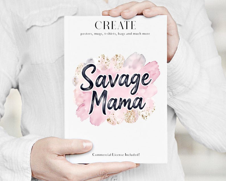 K&ouml;nnte beinhalten: Eine wei&szlig;e Karte, die von einer Person gehalten wird, mit den Worten "Savage Mama" in schwarzer Schrift &uuml;ber einem Aquarelldesign aus Rosa, Gold und Grau. Die Karte enth&auml;lt auch den Text "CREATE" und "Commercial License Included!"