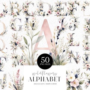 Puede incluir: Una colección digital de 50 archivos PNG que presenta un alfabeto floral. Cada letra está decorada con ilustraciones en acuarela de flores silvestres, hierbas y follaje en tonos rosa suave, crema y verde apagado, centrada en una letra A grande.