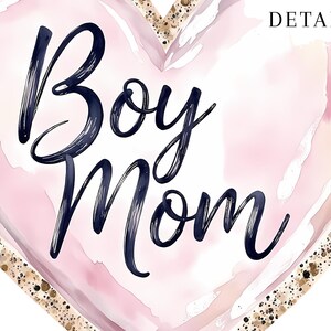 K&ouml;nnte beinhalten: Ein Aquarell-Herz-Design mit den Worten "Boy Mom" in elegantem marineblauem Schriftzug. Das Herz ist zartrosa mit goldenen Glitzerakzenten an den R&auml;ndern, was eine zarte und feminine &Auml;sthetik erzeugt.