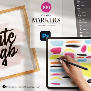 Puede incluir: Una pantalla de tableta digital que muestra 100 trazos de pincel de marcador diferentes en varios colores. El texto "STAMPS - MARKERS - photoshop brushes" se muestra sobre la pantalla de la tableta. El texto "Ps" se muestra en un cuadrado azul debajo de la pantalla de la tableta. Una mano sostiene un lápiz óptico y dibuja en la pantalla de la tableta.