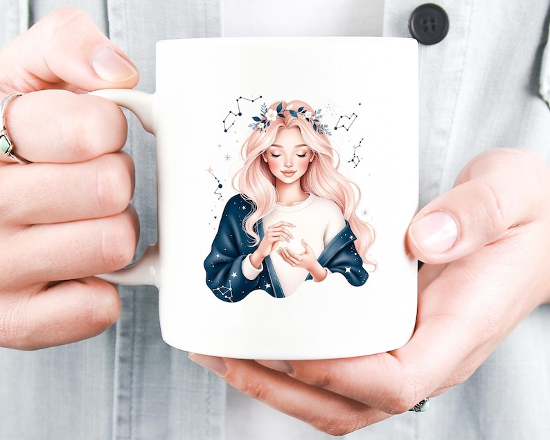 Pode incluir: Caneca de cer&acirc;mica branca com uma ilustra&ccedil;&atilde;o em aquarela de uma mulher com cabelo comprido e rosa e uma coroa de flores. A mulher usa uma camisa branca e um casaco azul escuro com desenhos de constela&ccedil;&otilde;es. A caneca tem uma al&ccedil;a branca.