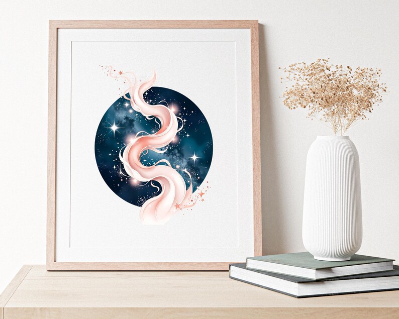 Pode incluir: Impress&atilde;o de arte emoldurada com um design celestial. Uma forma rodopiante, rosa claro e branca, &eacute; definida contra um c&iacute;rculo azul escuro cheio de estrelas. A obra de arte &eacute; exibida em uma superf&iacute;cie de madeira, com um vaso branco e livros.