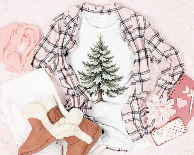 Puede incluir: Una camiseta blanca con un dise&ntilde;o de &aacute;rbol de Navidad en acuarela, combinada con una camisa a cuadros rosa, botas marrones con ribete de piel sint&eacute;tica y una bufanda rosa. Un cuaderno rosa, un tel&eacute;fono y una flor completan el conjunto festivo.