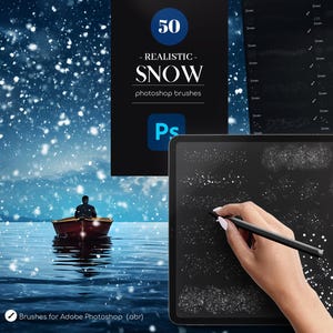 以下が含まれることがあります： 雪のリアルなPhotoshopブラシ50本を表示したデジタルタブレット。タブレットは暗い表面に置かれ、手はスタイラスを画面の上に持っています。タブレットには「50 - REALISTIC - SNOW photoshop brushes」というテキストが表示されています。