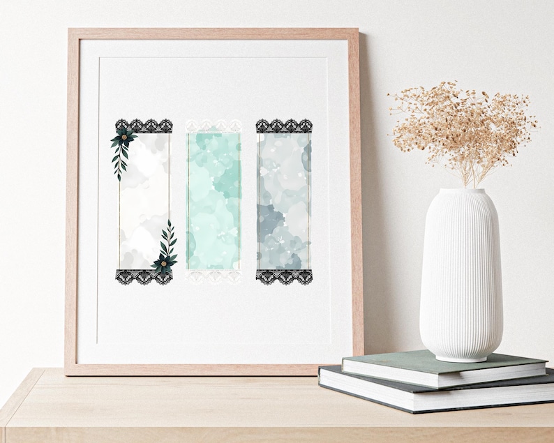 K&ouml;nnte beinhalten: Gerahmtes Kunstwerk mit drei vertikalen Aquarelltafeln und schwarzen Spitzenr&auml;ndern. Die Tafeln haben eine helle Farbpalette aus Wei&szlig;, T&uuml;rkis und Grau. Jede Tafel hat ein Blumendesign in den Ecken. Das Kunstwerk wird auf einer Holzoberfl&auml;che pr&auml;sentiert.