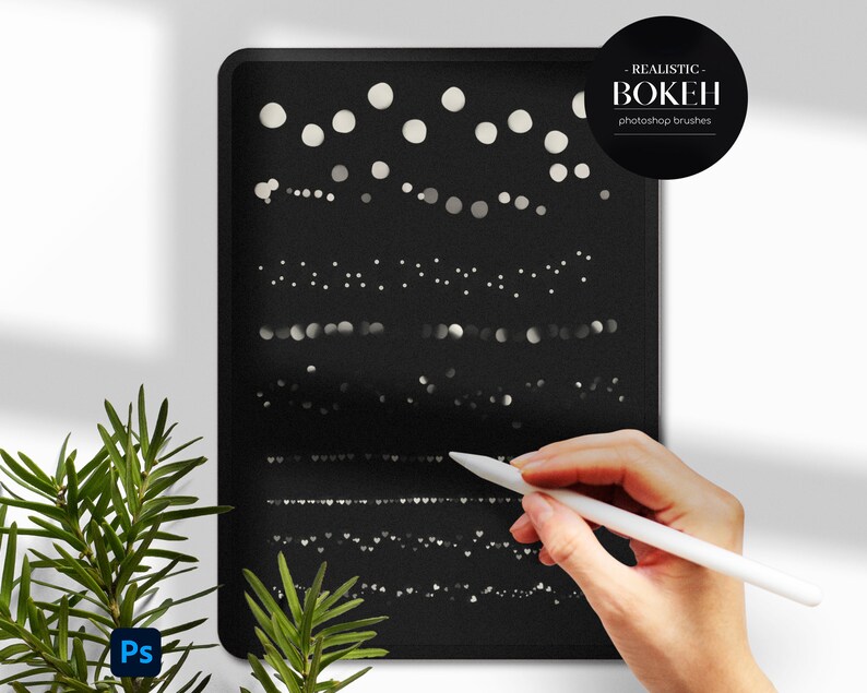 Op de afbeelding: Een zwart digitaal tabletscherm waarop verschillende Photoshop-penseelvormen worden weergegeven om realistische bokeh-effecten te cre&euml;ren. De penseelvormen zijn in rijen gerangschikt en omvatten verschillende maten en vormen van cirkels, harten en sterren. Een hand houdt een witte stylus boven het scherm.