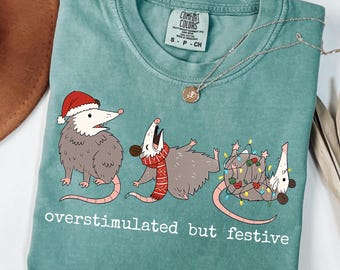 PNG de zarigüeya navideña sobreestimulada pero festiva, diseño divertido de meme navideño de zarigüeya, descarga de animales navideños adorables, sublimación festiva