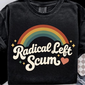 Puede incluir: Camiseta negra de manga larga con un diseño de arcoíris y la frase "Radical Left Scum". El diseño incluye un arcoíris, estrellas y un corazón. La camiseta está hecha de un material suave y cómodo.