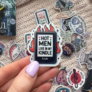 スマットブックステッカー、ホットな男性が私のKindleに住んでいます、Kindleステッカー、スパイシーなステッカー、ウォーターボトルステッカー、ダークロマンスステッカー、本好きへのギフト