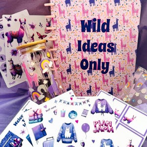 Op de afbeelding: Een roze planner met een lama-patroon en de tekst "Wild Ideas Only". Er zijn ook stickers met lama's, regenbogen en de tekst "Planjama".