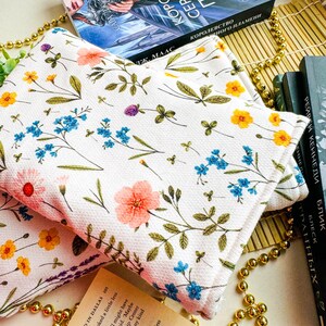 Cartable en coton avec imprimé fleurs, couverture de livre faite main, étui protecteur de livre, pochette de livre florale, cadeau fait main, cadeau de lecteur, cadeau d'amateur de livres