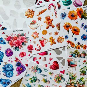 Pegatinas de acuarela caprichosas: 50 hojas, animales salvajes y florales, bordes rasgados, tema de invierno, juego para colorear