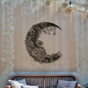 Arte de pared de metal con diseño floral de media luna, arte de pared de metal con diseño floral de media luna, luna bohemia negra con flores, decoración de metal celestial para dormitorio