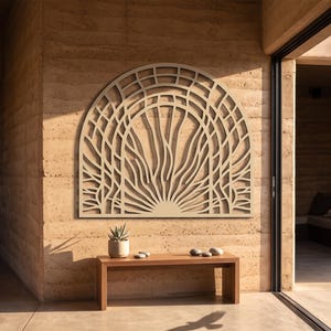 Puede incluir: Una pieza de arte mural grande y semicircular con un intrincado patrón geométrico cortado con láser de líneas radiantes y segmentos arqueados. El diseño es de color beige claro y está montado sobre una pared texturizada de color ocre.