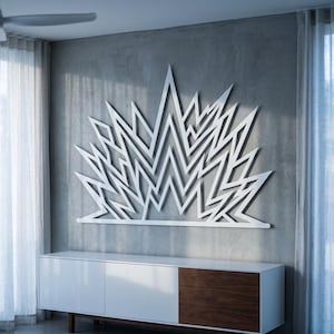 Pode incluir: Uma grande peça de arte de parede branca com uma série de linhas em ziguezague interconectadas, afiadas e angulares, que irradiam para cima a partir de uma base horizontal reta, criando um padrão geométrico complexo de triângulos.