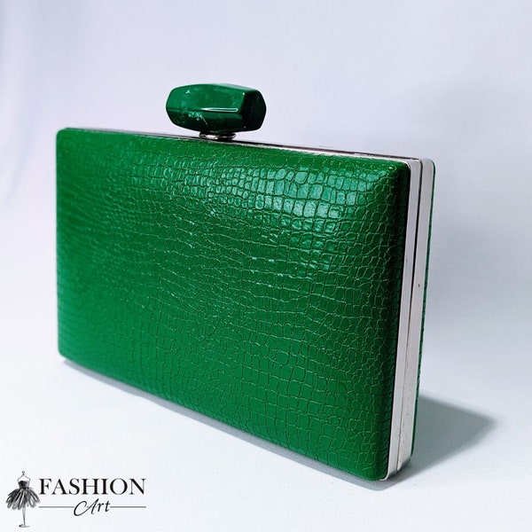 Bolso de mano efecto piel verde para evento | Green faux leather clutch bag for an event.