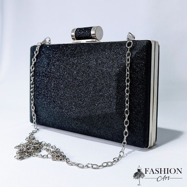 Bolso de mano negro brillante con estilo original y cadena | Shiny black clutch bag with original style and chain.