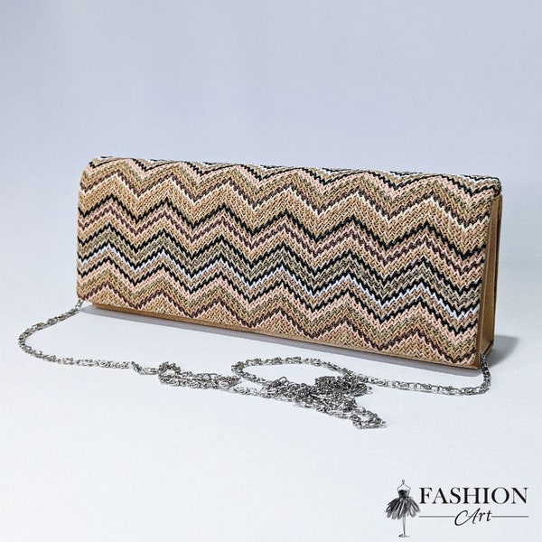 Bolso de mano dorado con estampado original y cadena | Golden clutch bag with original pattern and chain.