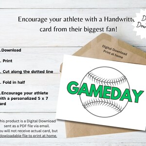 Può includere: Una carta bianca con una grafica di baseball e la parola "GAMEDAY" in verde. La carta è all'interno di una busta marrone. Il testo sulla carta recita "Incoraggia il tuo atleta con una carta scritta a mano dal suo più grande fan!" e "Download digitale."