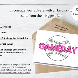 Può includere: Una carta bianca con una grafica di baseball e la parola "GAMEDAY" in rosa, all'interno di una busta marrone. La carta è un download digitale, pronta per essere stampata a casa. Istruzioni incluse. La carta misura 12,7 x 17,8 cm.
