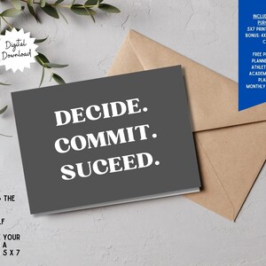 K&ouml;nnte beinhalten: Eine graue Karte mit den Worten "DECIDE. COMMIT. SUCEED." in wei&szlig;em Text. Die Karte liegt neben einem braunen Umschlag. Das Bild enth&auml;lt auch Anweisungen zum Drucken und eine Liste der enthaltenen Artikel.