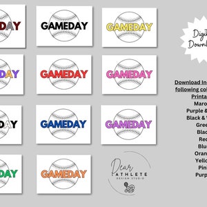 Può includere: Una collezione di stampe d'arte digitale a tema baseball. Ogni stampa presenta una palla da baseball con la scritta "GAMEDAY" in vari colori, tra cui bordeaux, nero e viola. Le stampe sono progettate per la stampa 12,7 x 17,8 cm.