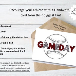 Può includere: Una carta bianca con la scritta "GAMEDAY" in bordeaux e grigio, su una grafica di baseball. La carta è all'interno di una busta marrone, con testo che indica che si tratta di un download digitale da stampare a casa. La carta misura 12,7 x 17,8 cm.