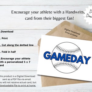 Può includere: Biglietto bianco con grafica di baseball e la scritta "GAMEDAY" in blu, all'interno di una busta marrone. Download digitale da stampare a casa. Il testo incoraggia a sostenere il proprio atleta.