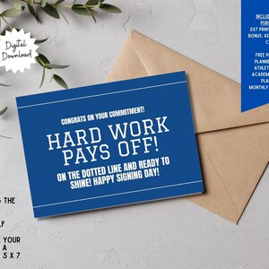 Könnte beinhalten: Eine blaue Karte mit weißem Text, der "HARD WORK PAYS OFF!" und "HAPPY SIGNING DAY!" lautet, wird auf einem neutralen Hintergrund angezeigt. Ein brauner Umschlag befindet sich hinter der Karte. Die Karte ist 12,7 x 17,8 cm groß.