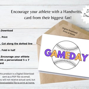 Può includere: Una carta bianca con una grafica di baseball e la parola "GAMEDAY" in viola e arancione, all'interno di una busta marrone. La carta è un download digitale, pronta per essere stampata a casa. L'immagine include anche le istruzioni.