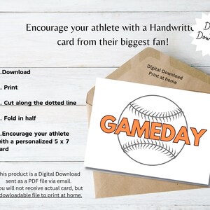 Può includere: Una carta bianca con la scritta "GAMEDAY" in lettere arancioni su una grafica di baseball. La carta è all'interno di una busta marrone. Il testo sulla carta recita: "Incoraggia il tuo atleta con una cartolina scritta a mano dal suo più grande fan!"